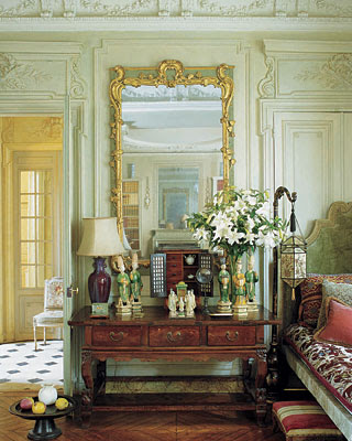 Rose Anne de Pampelonne living room with 1940 relic bed via belle vivir blog