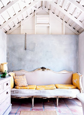 Attic bedroom ideas with voulted ceiling via belle vivir blog