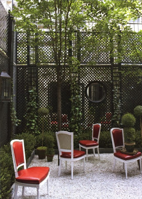 New York city backyards jeffrey bilhuber nyc patio qith red chairs and gravel via belle vivir blog
