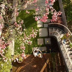 New York city backyards Jenna Lyons backyard in her brooklyn townhouse via belle vivir blog
