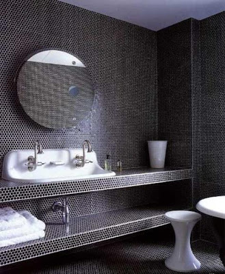 black bathrooms via belle vivir blog