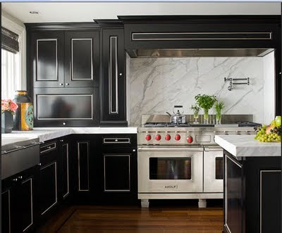black kitchens via belle vivir blog, kitchens with black cabinets 