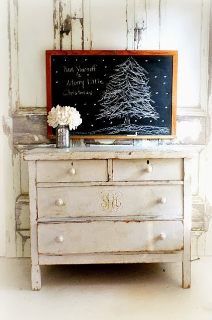 White Christmas decor via belle vivir blog