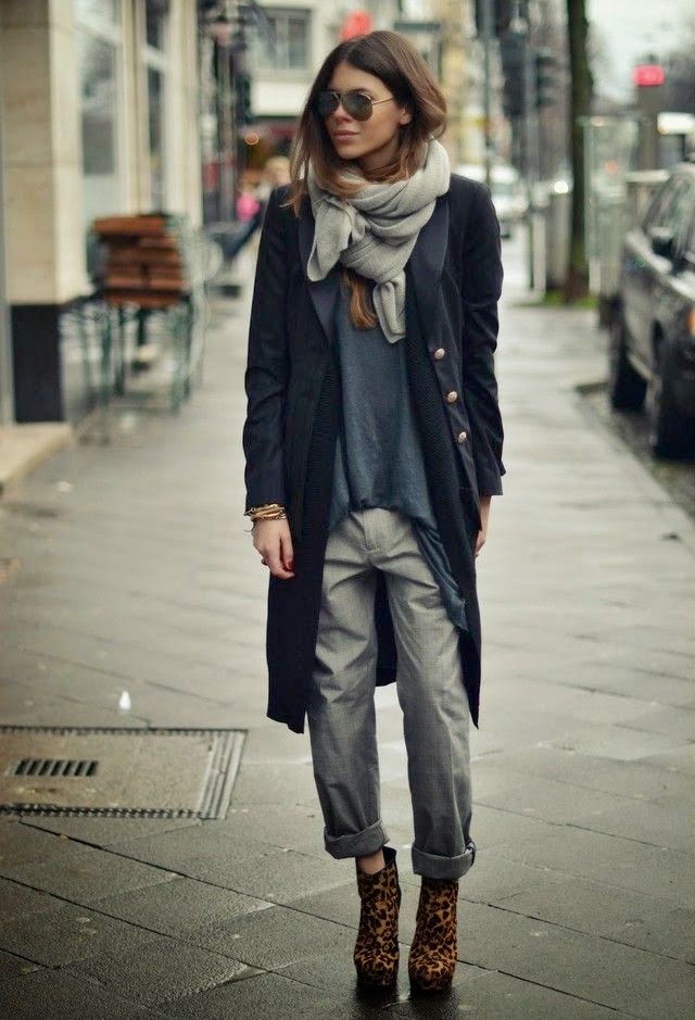 What to Wear on the Weekends, Maja wyh wearing oversized grey pants with navy blue long blazer with raybans 