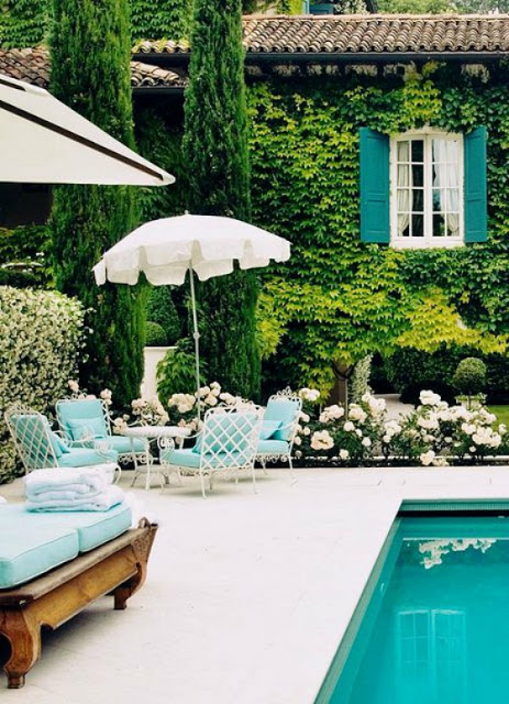 glamorus outdoor space with swimming pool via Belle Vivir Blog