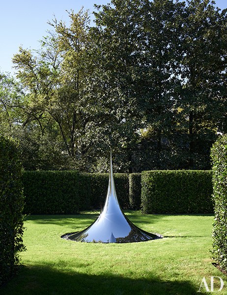 Bruce Budd garden with Anish Kapoo sculpture via belle vivir blog