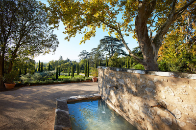 Domain de Fontenille garden with water fountain via Belle vivir blog