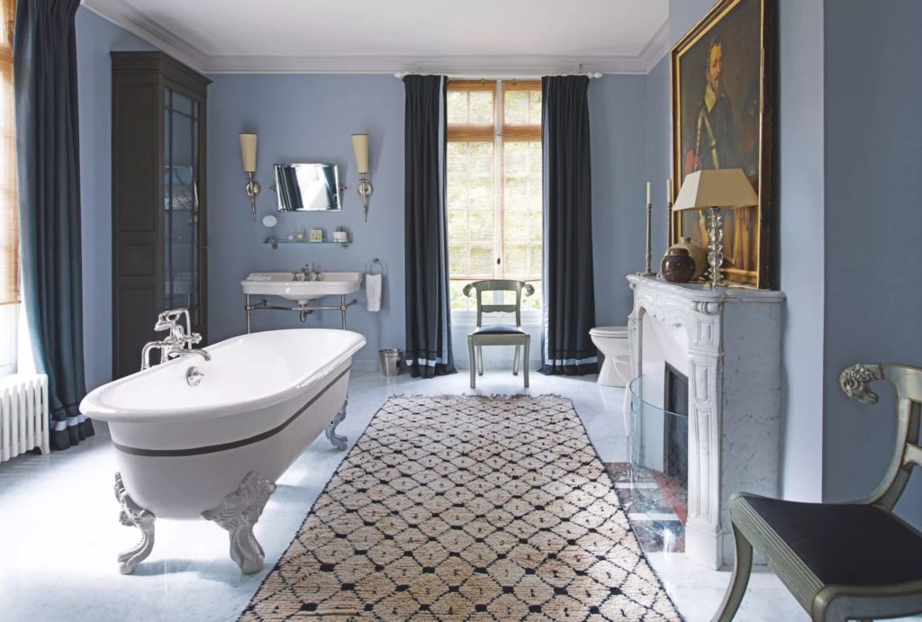 Jean Louis Deniot's Chateau in Chantilly bathroom via blle vivir blog