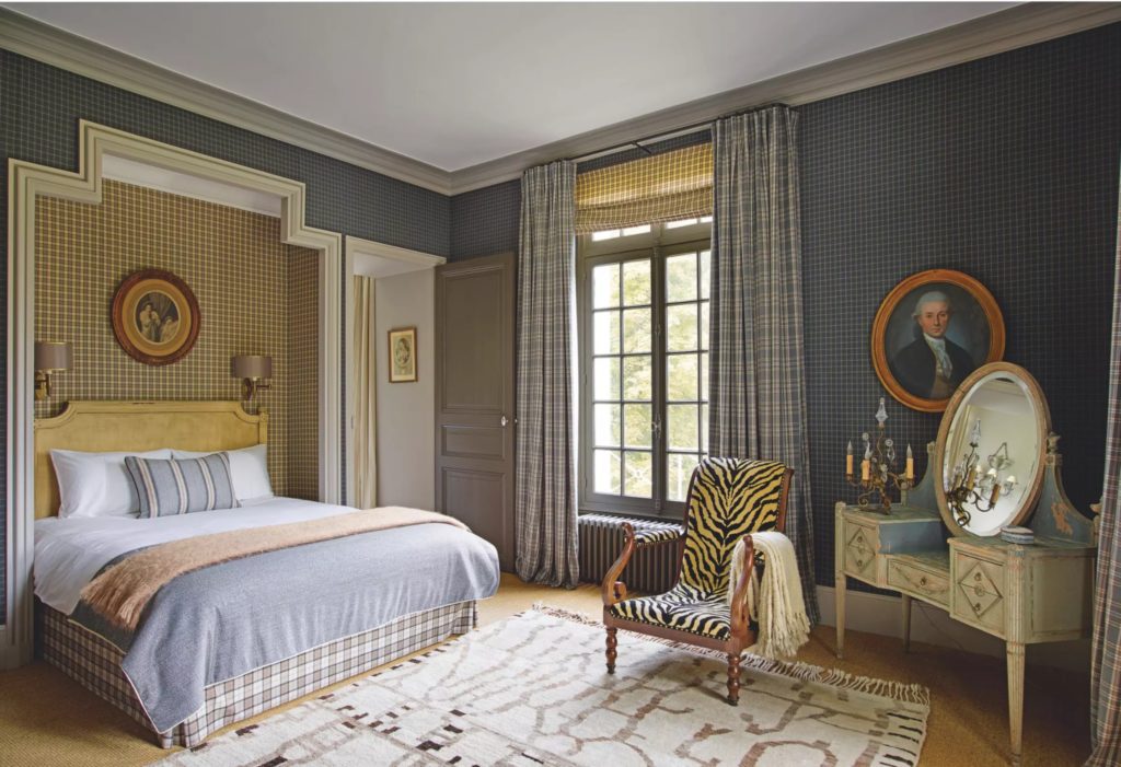Jean Louis Denoit's Chateau in Chantilly bedroom via blle vivir blog