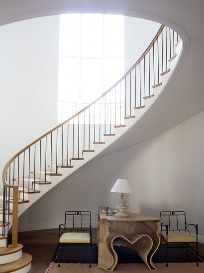 Reed and Delphine Krakoff's Connecticut Home, serpentine staircase, AD-bellevivirblog