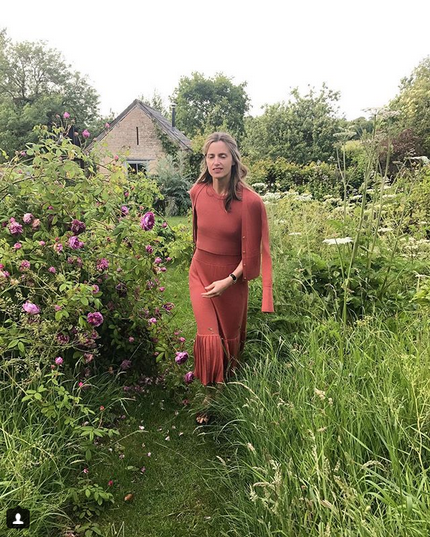 Amanda Brooks in the Garden via belle vivir