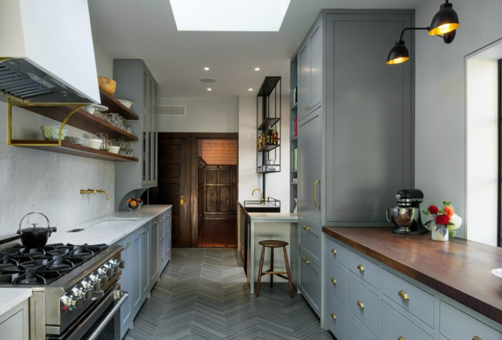 gray kitchen, functional kitchen with suspended shelves by gerry smith architect via belle vivir