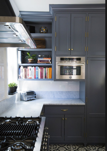 gray kitchen, functional kitchen with graphic floor tiles via belle vivir blog