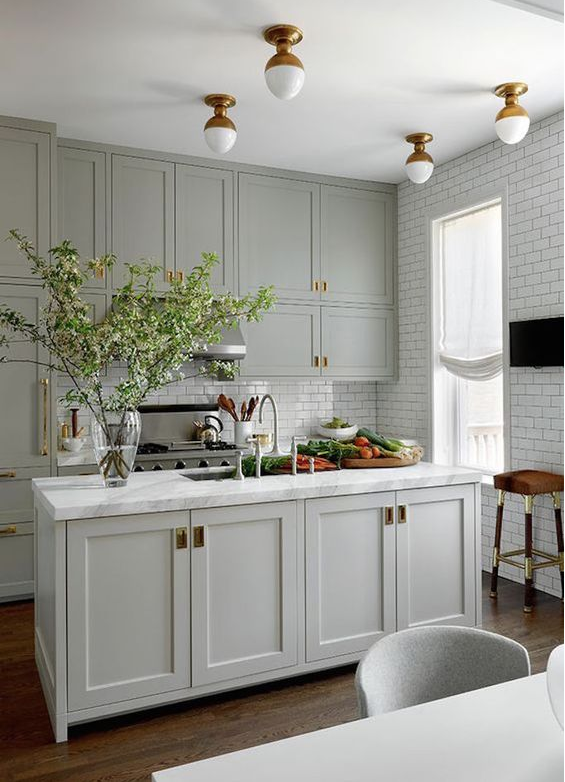 gray kitchen, functional kitchen with white subway tiles via belle vivir blog