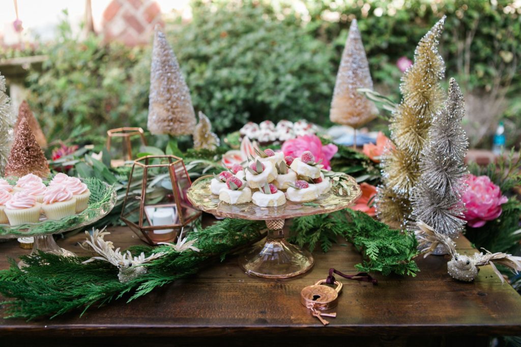 christmas-table-setting-candy-trays