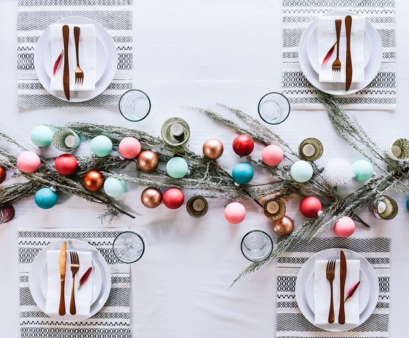 christmas-table-setting-christmas balls