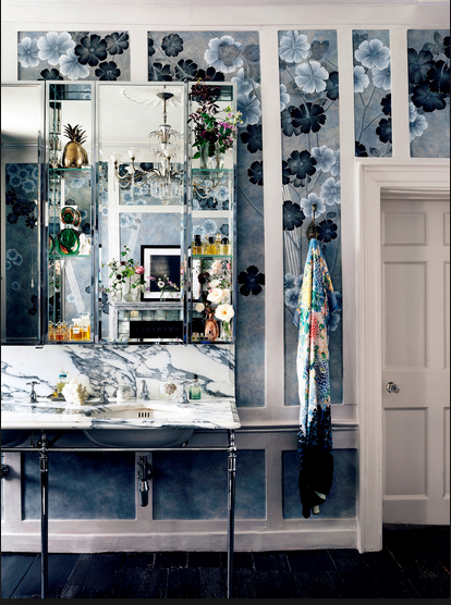 Kate Moss bathroom with De Gournay's hand painted Anemones wallpaper