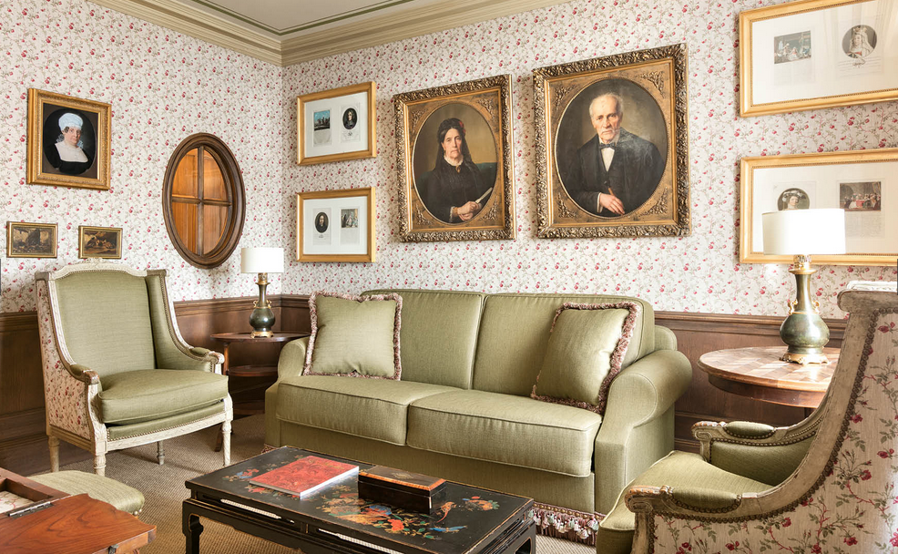 la bestide de gordes, room with portraite paintings
