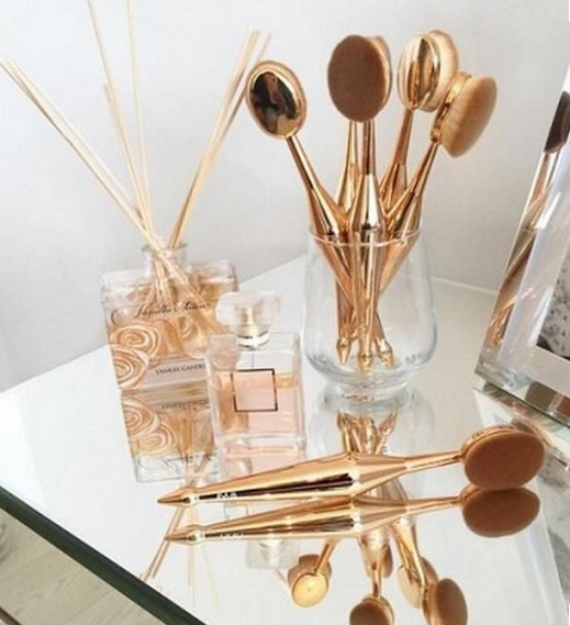 makeup brushes organizing gold and mirror