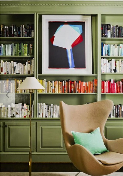 styling your bookcases, color-coded books